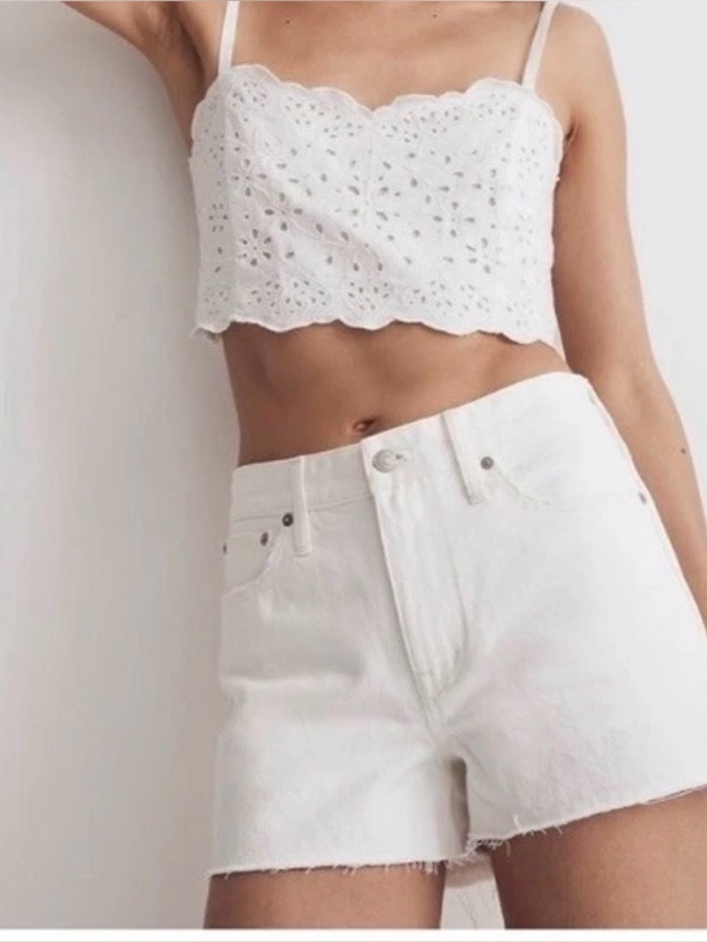 NWT Madewell White Raw-Hem Denim Shorts. Size 29, mid rise sit on hips perfect